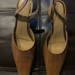 Sleek tan sling back!